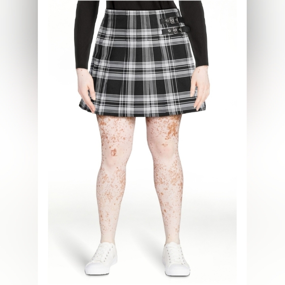 No Boundaries Pleated Skirt | Large | Black Soot White Plaid - Picture 3 of 5